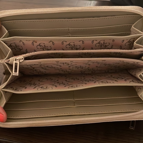 Guess Wallet - Picture 8 of 8